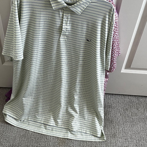 Vineyard Vines - 3 shirts included - Picture 5 of 6